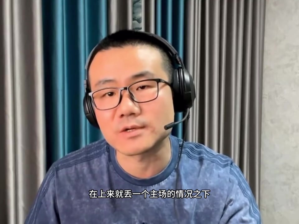  跟队：梅西今天进行了恢复训练，在“保镖”苏亚雷斯陪同下上场